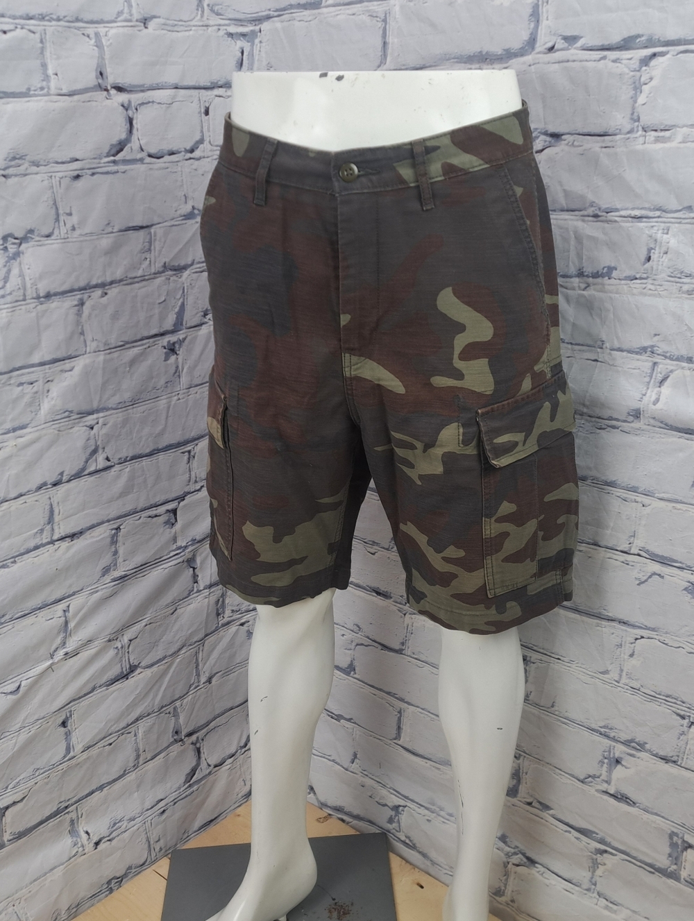 Levi's Men's Camo Cargo Shorts Hiking Camping size 32 Actual 34 x 9.5" Inseam